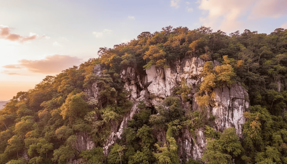 Di tích khảo cổ hang mộ Tạng Mè